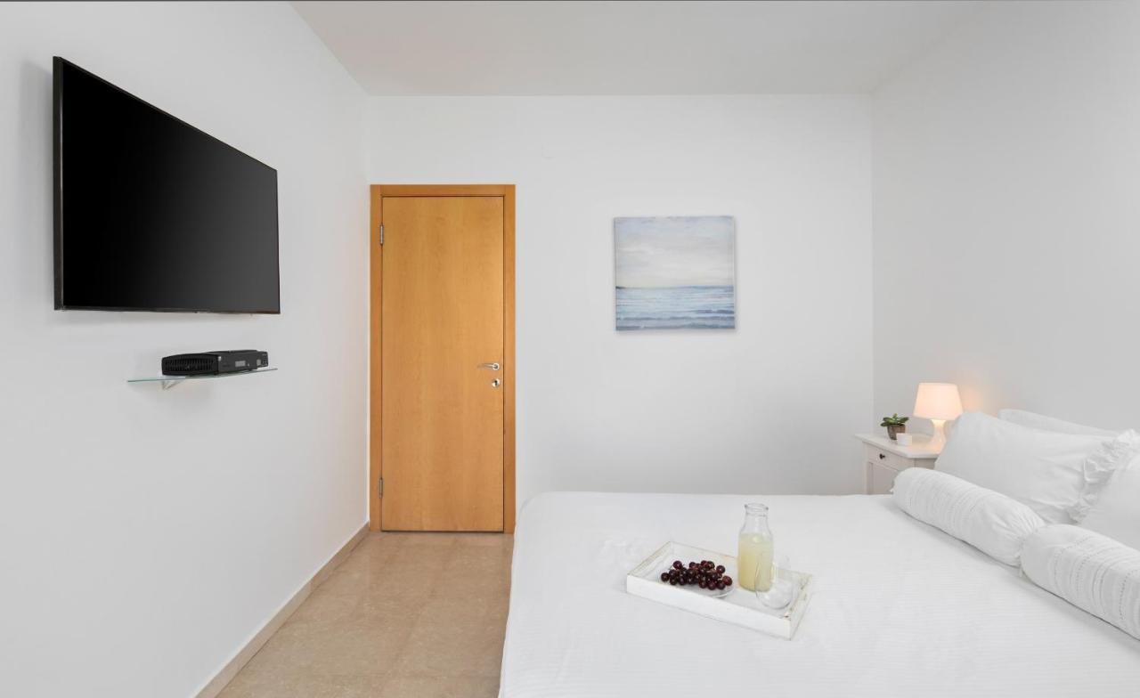 Aparthotel Okeanos On The Beach Herzliya Exterior photo