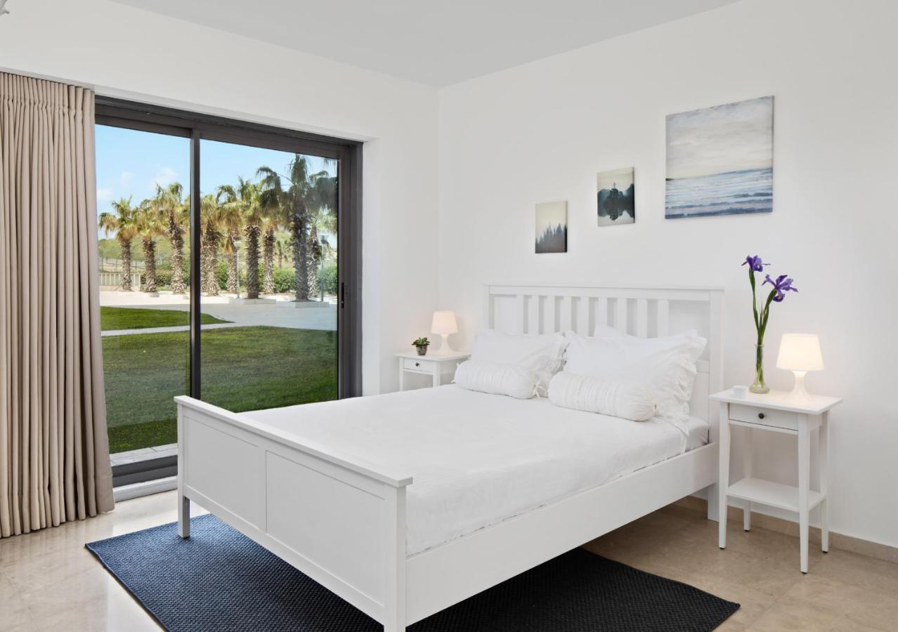 Aparthotel Okeanos On The Beach Herzliya Exterior photo
