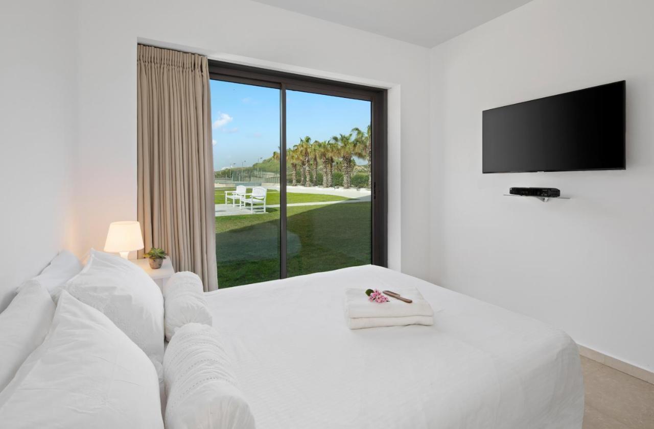 Aparthotel Okeanos On The Beach Herzliya Exterior photo